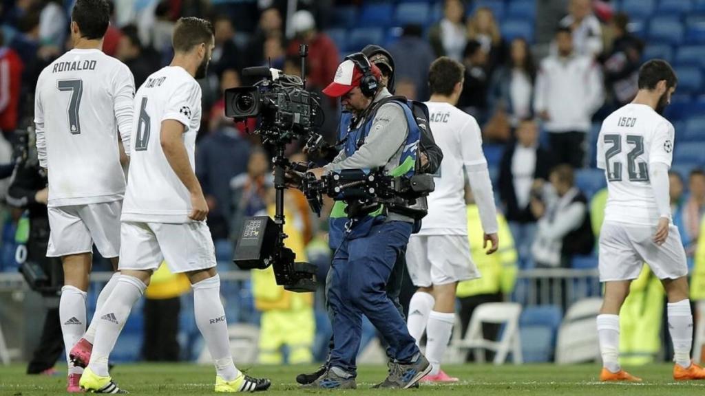 La CNMC expedienta a la Liga por impedir el acceso de las TV a los estadios