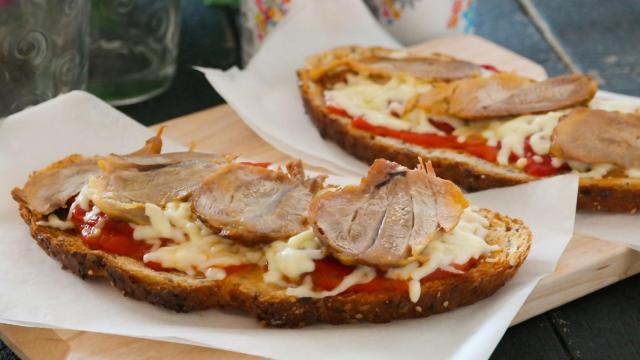 tosta-jamon-pimientos-00