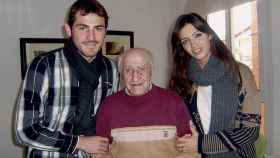 Iker Casillas junto a su abuelo Mariano Fernández y Sara Carbonero.