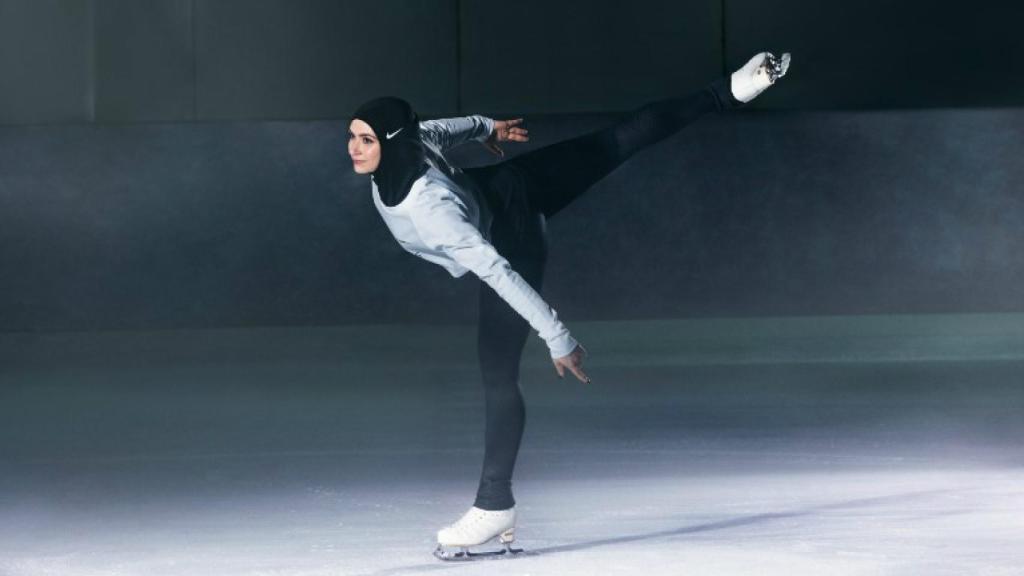 Una patinadora con un modelo de hijab de Nike.