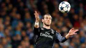 Bale controla un balón en Nápoles