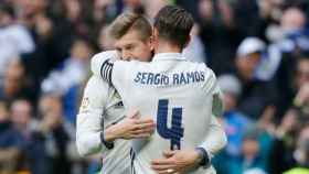 Kroos y Ramos se abrazan