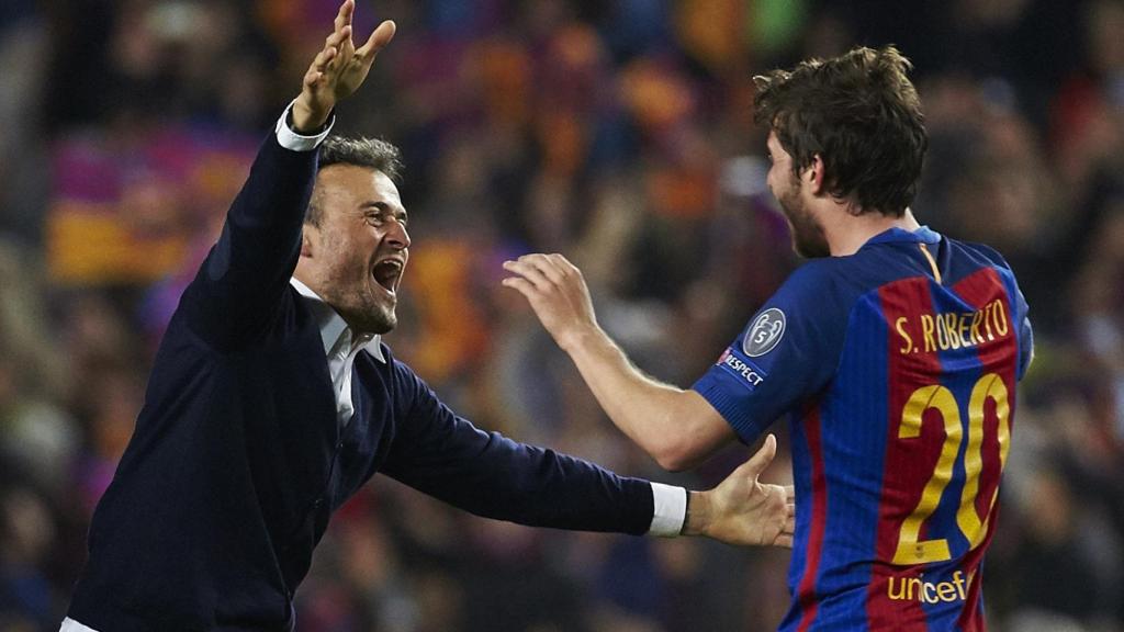 Luis Enrique y Sergi Roberto se abrazan tras el último gol.