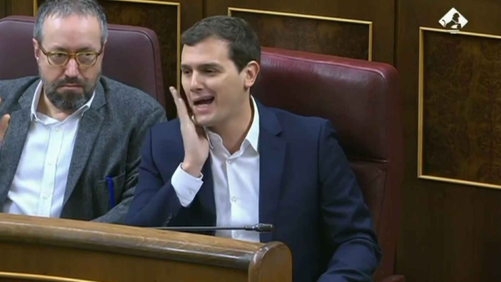 Rivera, haciendo el gesto de cara dura a Rajoy.