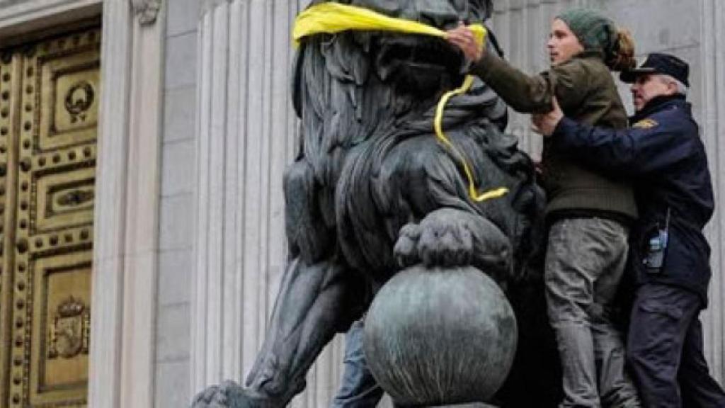 Acción de Greenpeace contra la 'ley mordaza' a la entrada del Congreso en una imagen de archivo