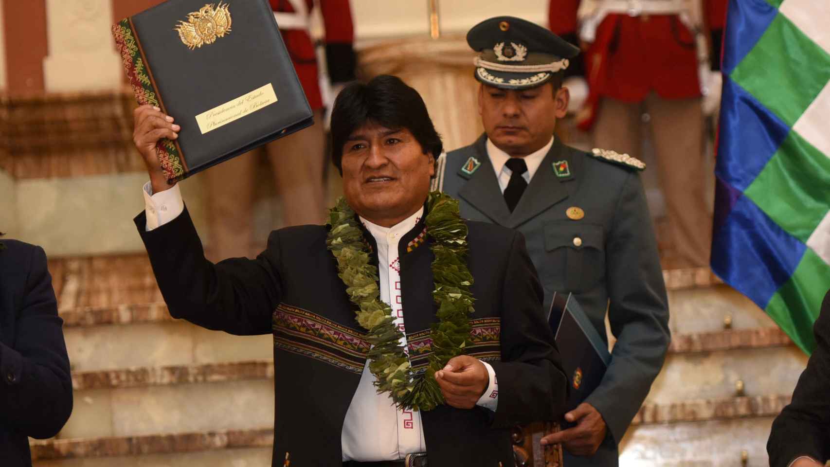 El presidente boliviano, Evo Morales, tras la firma de la nueva ley de la coca.