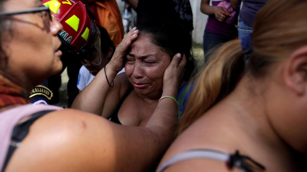 Familiares lloran la muerte de las menores.