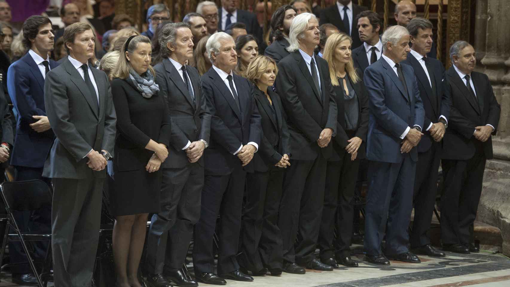 Los hijos de Cayetana de Alba y su viudo en el funeral de la duquesa