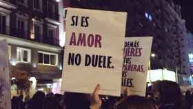 Uno de los carteles que se lucieron ayer en la Gran Vía de Madrid por el Día de la Mujer.