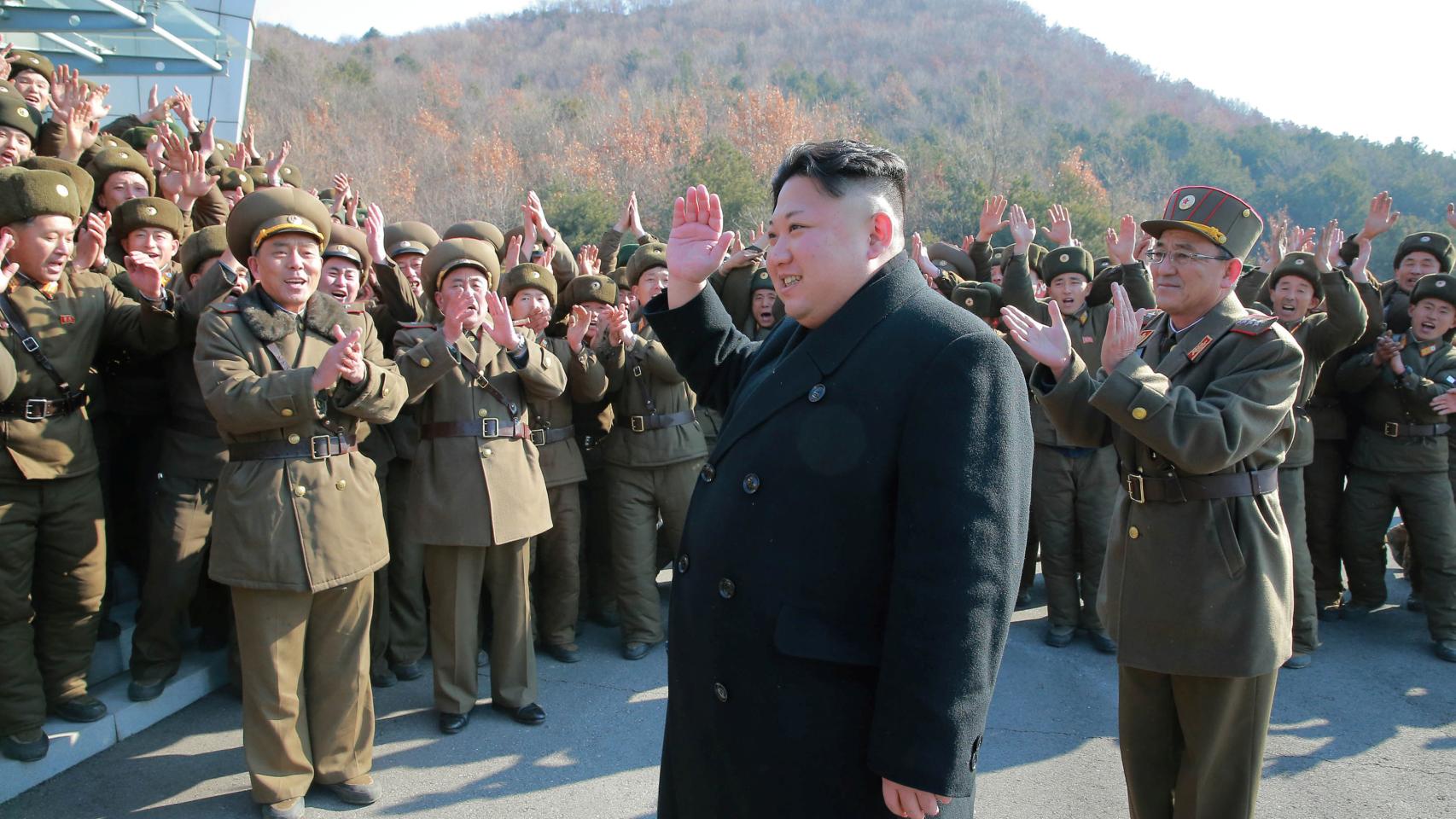 Kim Jong-un supervisa el lanzamiento de misiles balísticos. Imagen sin fechar publicada por la Agencia Central norcoreana esta semana.