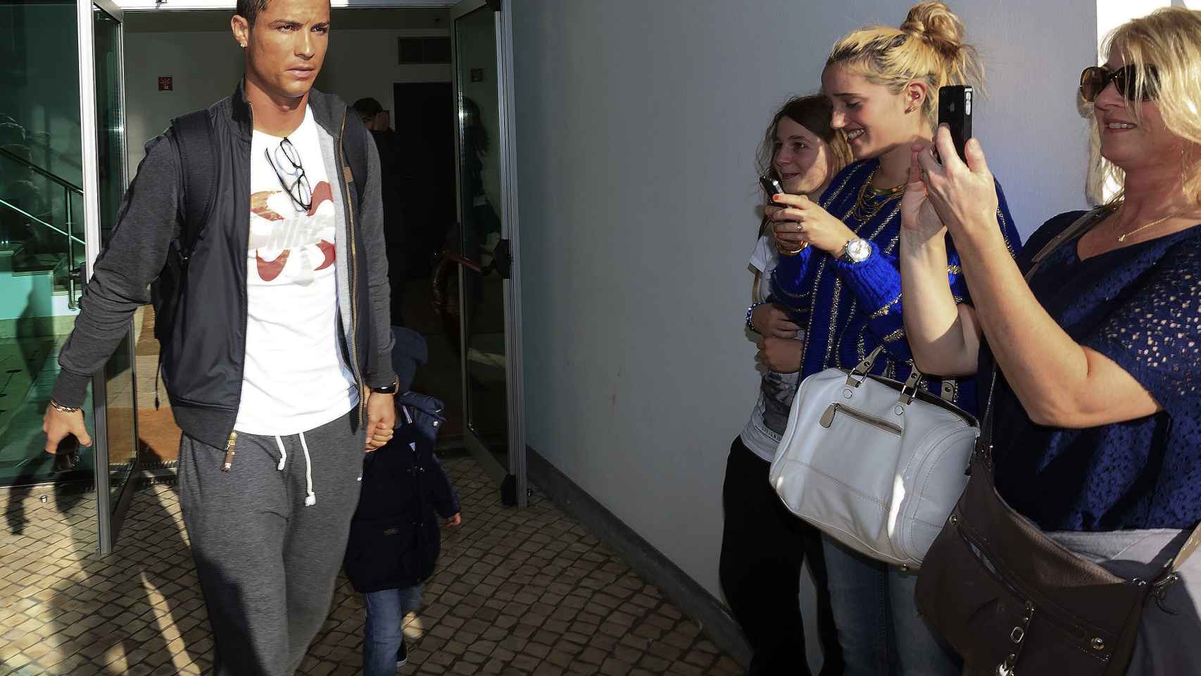 Cristiano Ronaldo, en el aeropuerto de Funchal.