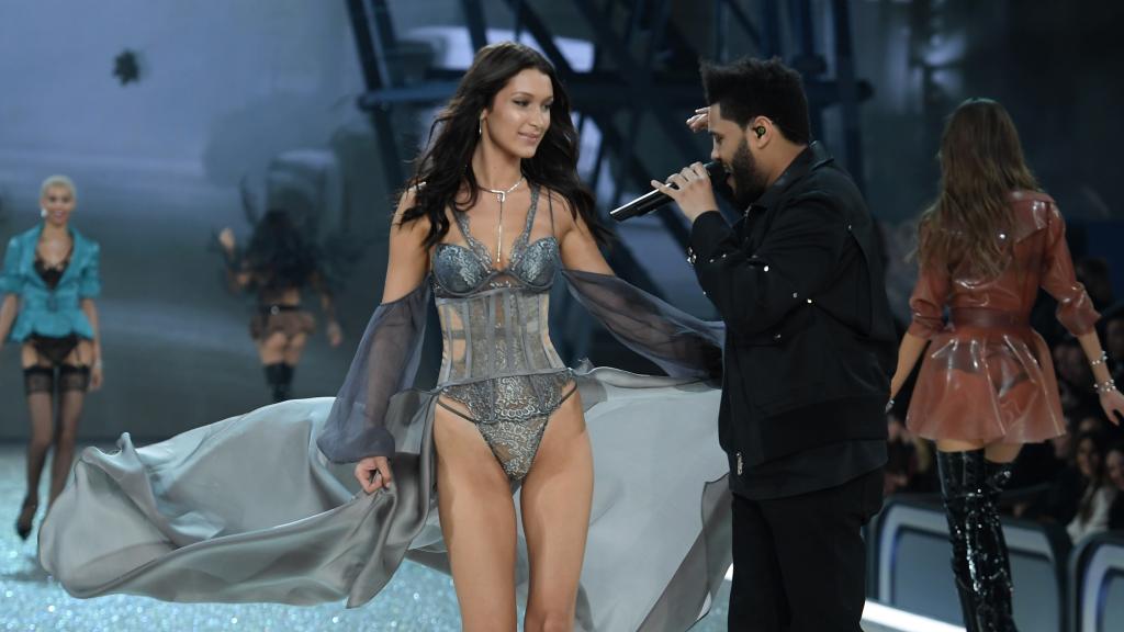 Gigi Hadid y el cantante de The Weeknd en el desfile del año pasado en París. | Foto: Getty Images.