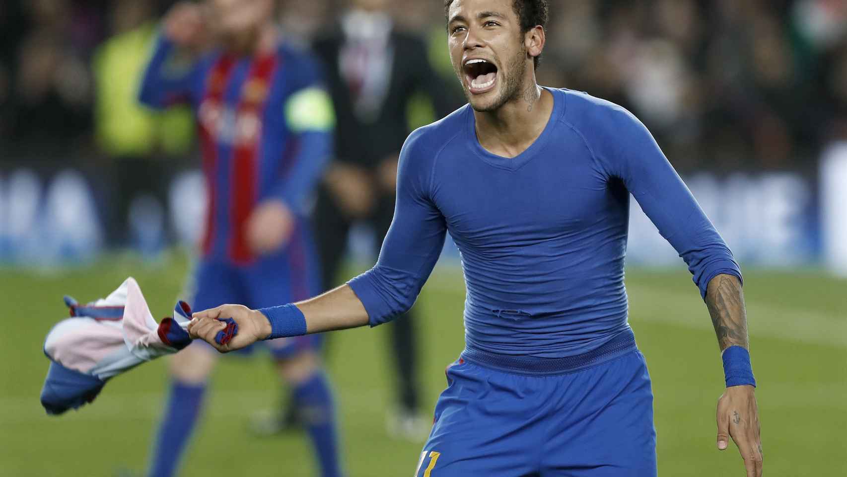 Neymar celebra el triunfo, con Messi en segundo plano.