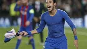 Neymar celebra el triunfo, con Messi en segundo plano.