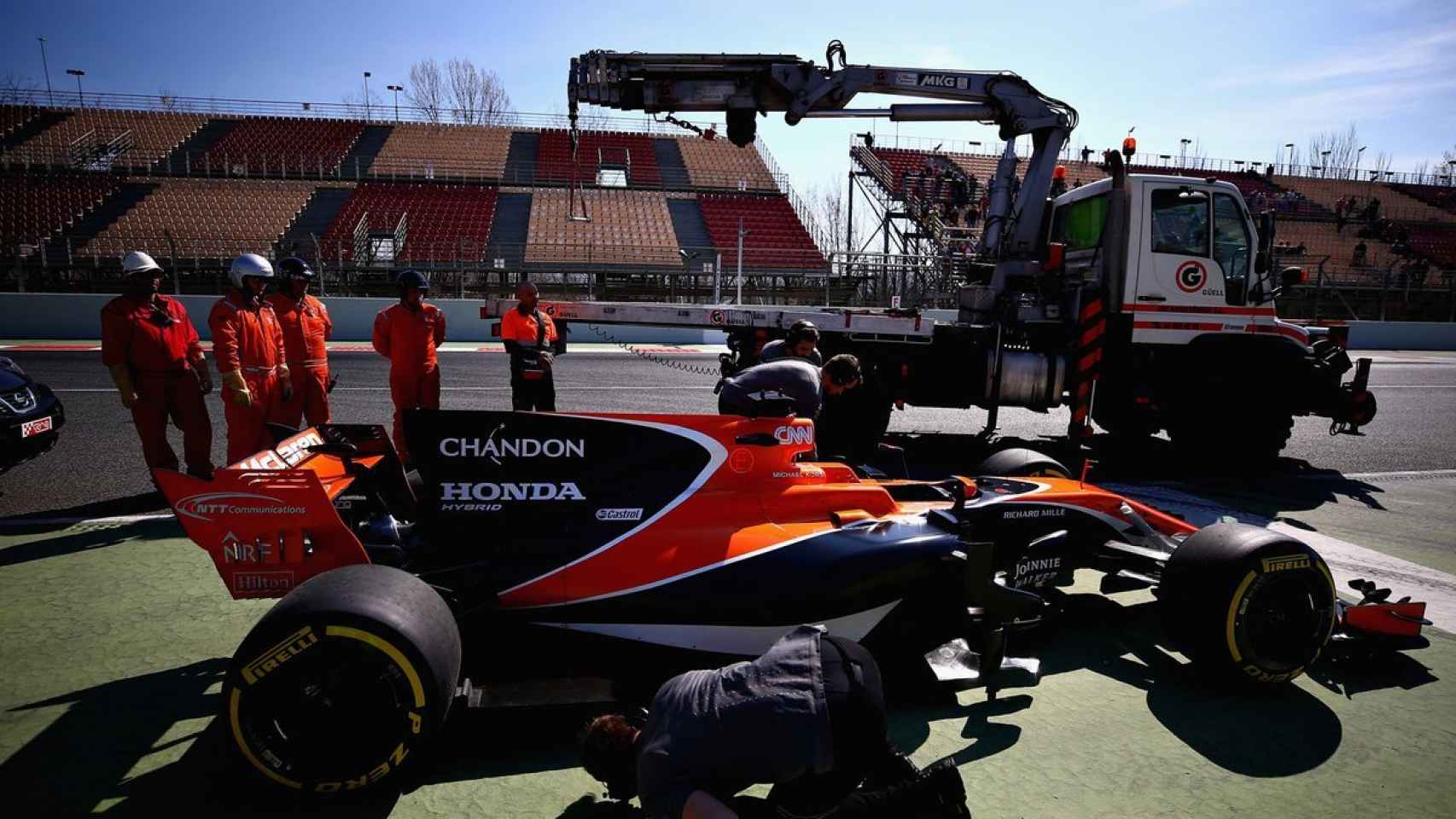 El McLaren se queda 'tirado' de nuevo y provoca una bandera roja en pista