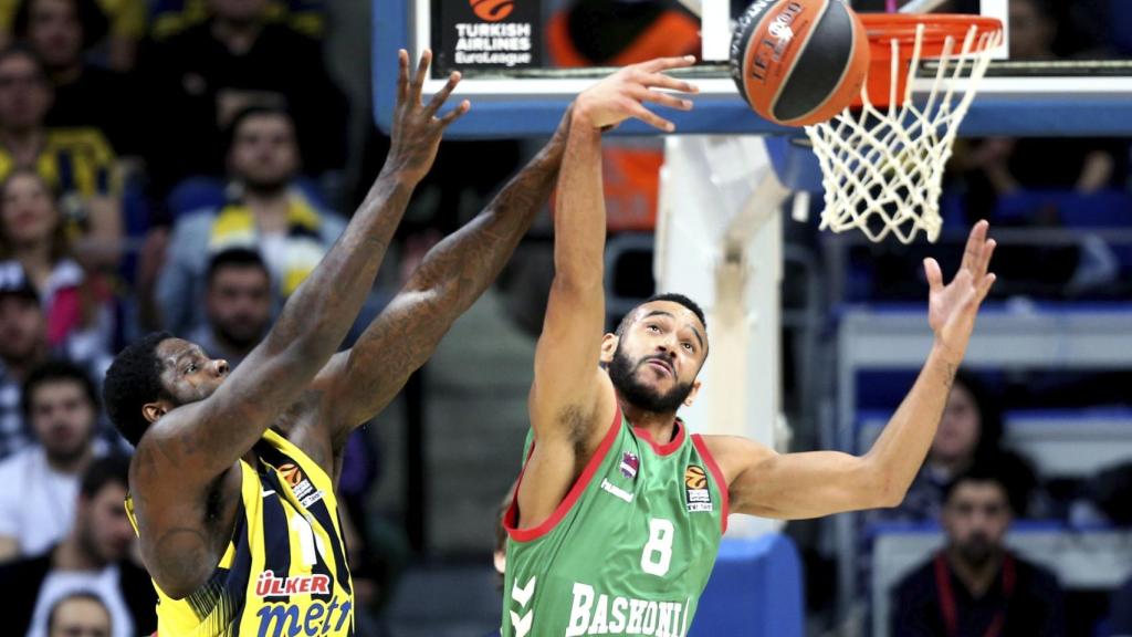 Adam Hanga contra el Fenerbahçe el curso pasado.