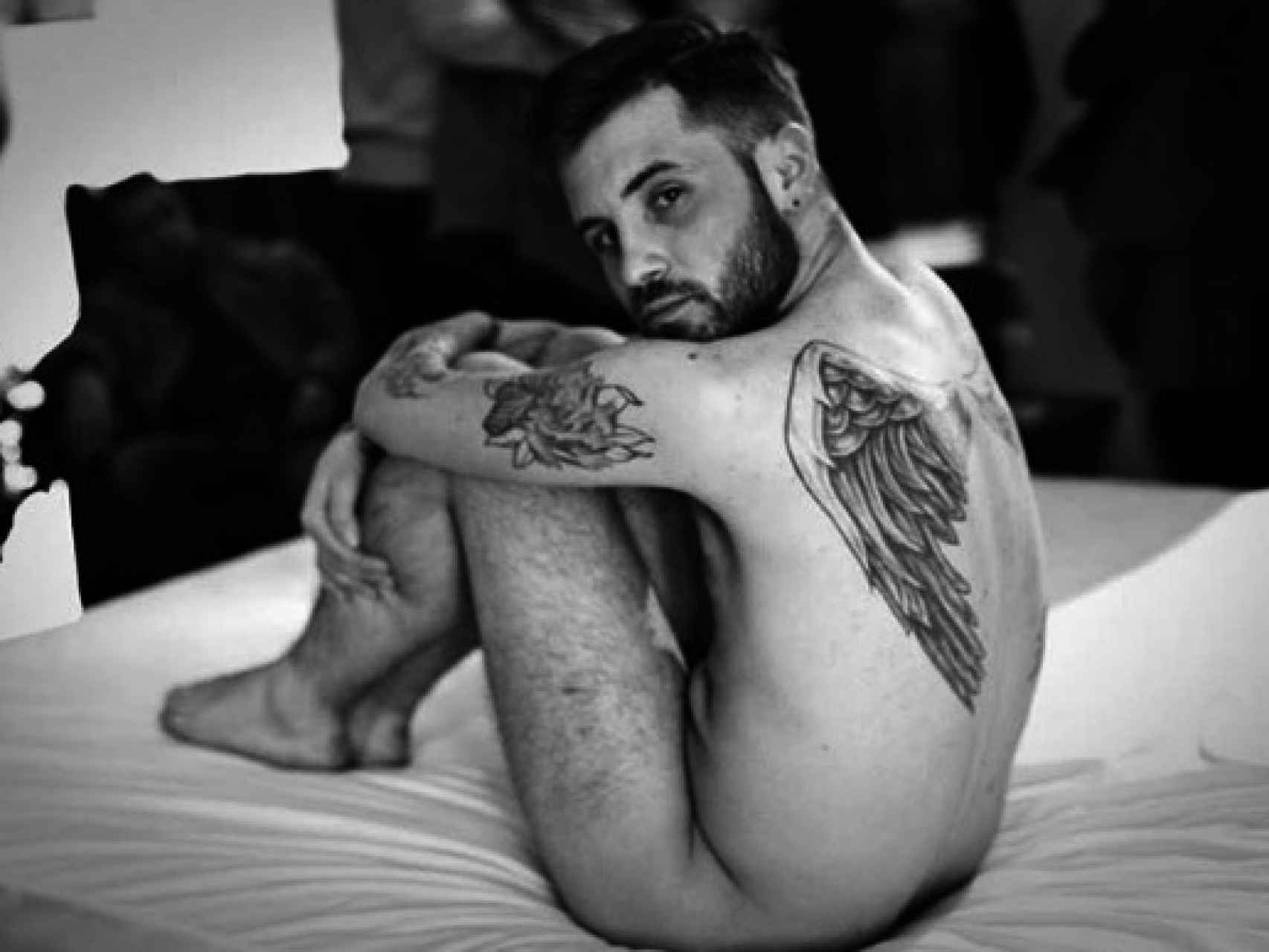 El artista Abel Azcona después del tatuaje.