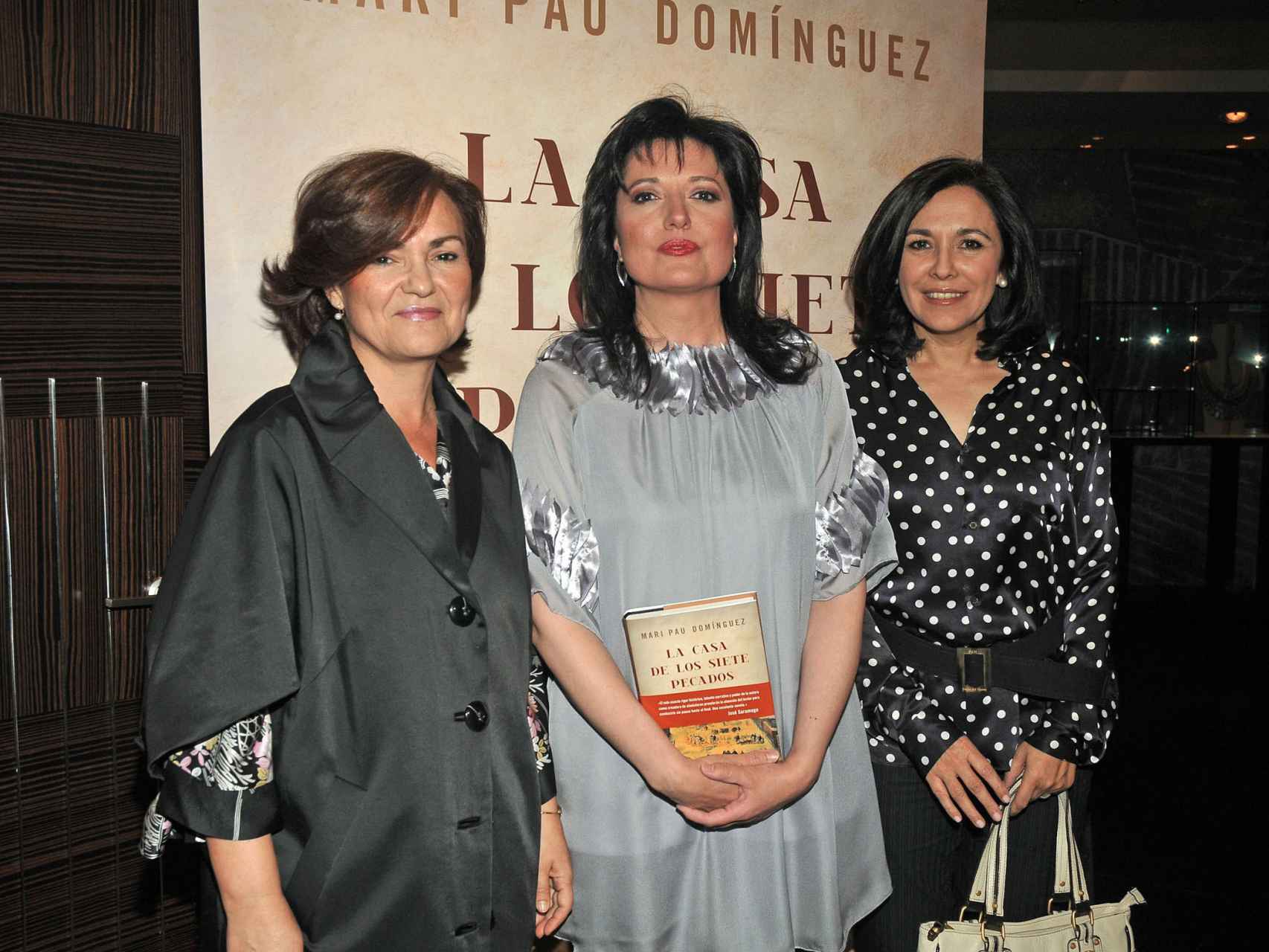 Carmen Calvo e Isabel Gemio apoyando a Mari Pau Domínguez en la presentación de un libro.