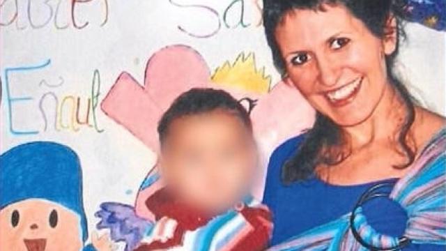 Sara Majarenas sostiene a su hija Izar, que vivió en prisión junto a su madre hasta que cumplió tres años.