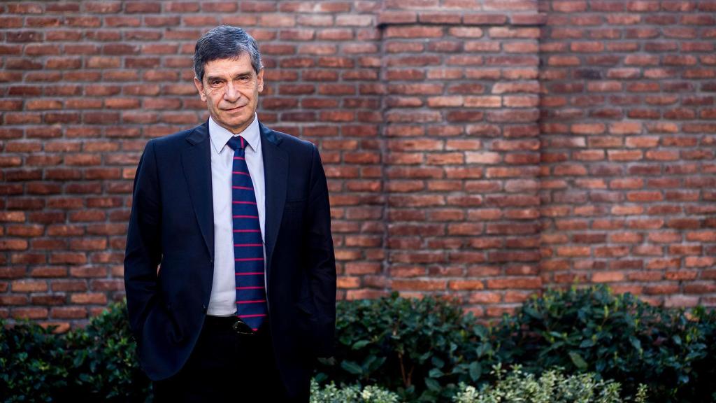 Rafael Pardo, en el jardín de la Embajada de Colombia en Madrid.