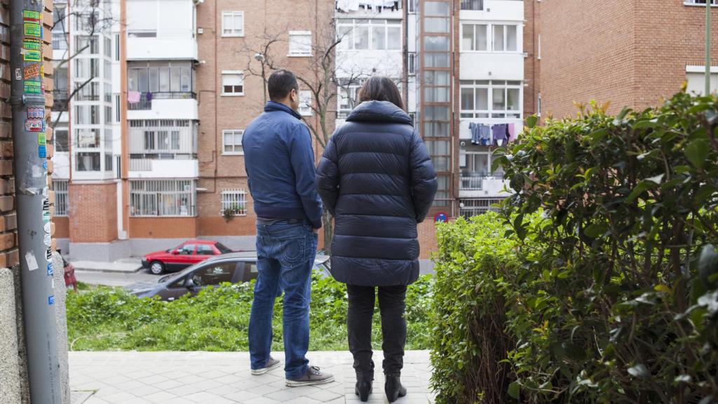 Mohamed y Samira, los hermanos de Zougam, frente al portal de su casa.