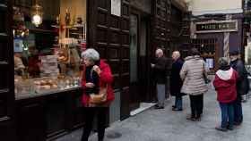 Madrileños hacen cola para comprar un roscón en la pastelería El Pozo.