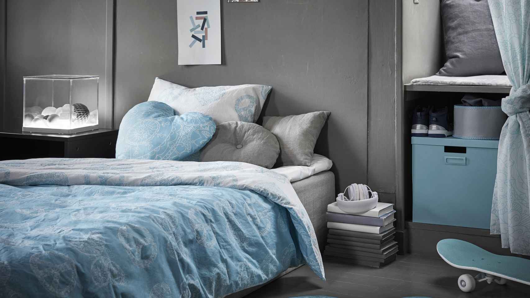 Dormitorio que combina el azul y el gris plata. | Foto: cortesía de Ikea.