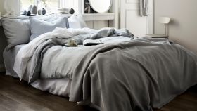 Dormitorio en colores neutros es la mejor opción para el descanso. | Foto: cortesía de H&M.
