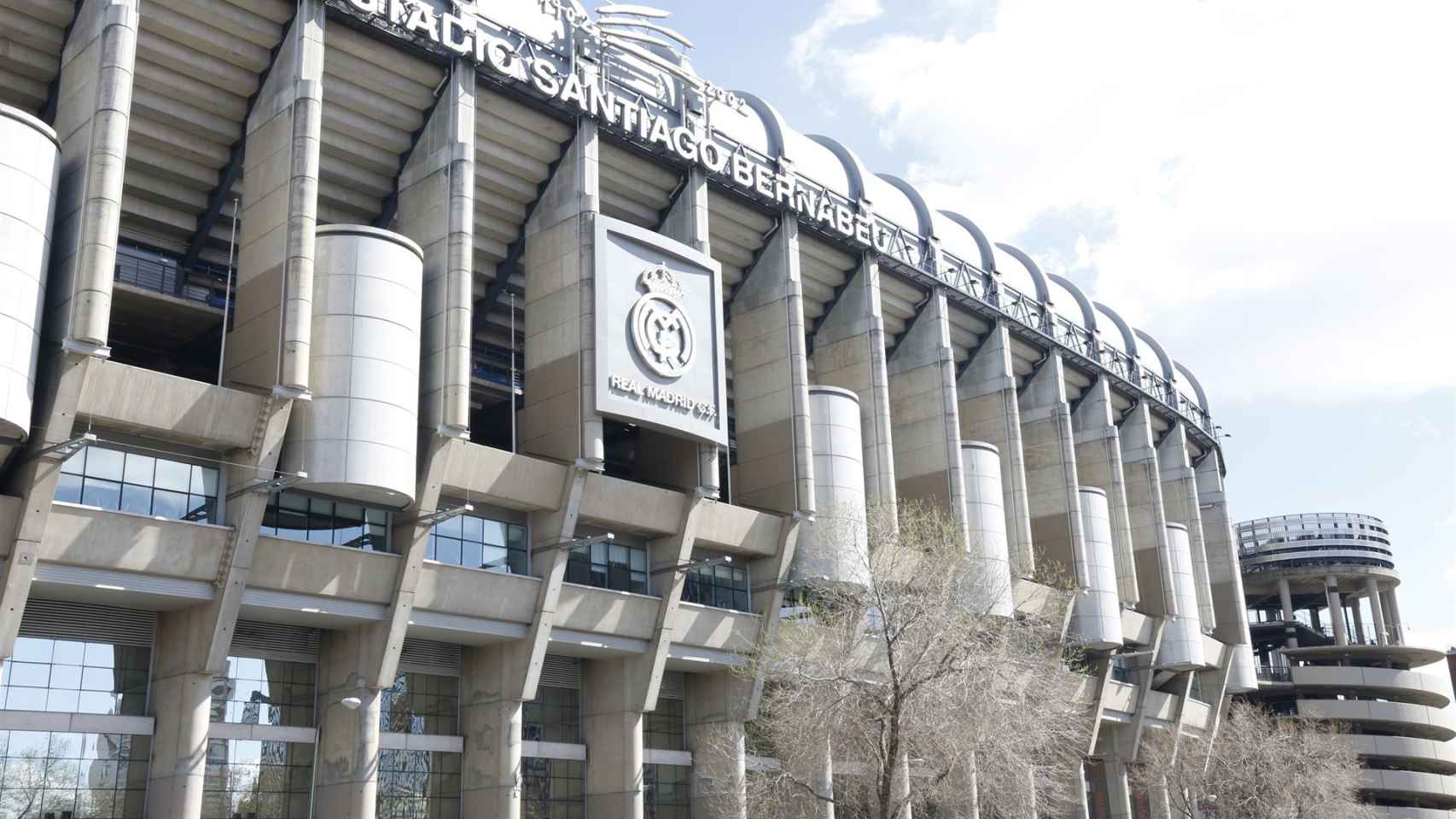 Una sustancia sospechosa obliga a activar el protocolo contra armas químicas en el Bernabéu