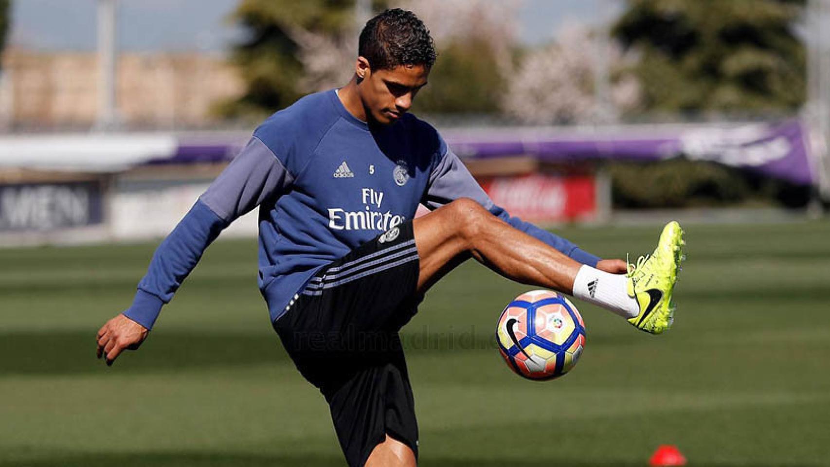 Varane vuelve a pisar el césped tras la lesión en Mestalla