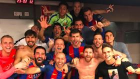 El vestuario del Barça celebra el pase a cuartos. Foto: Instagram (@mascherano14)