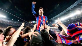 Messi aupado en el Camp Nou tras la victoria ante el PSG.