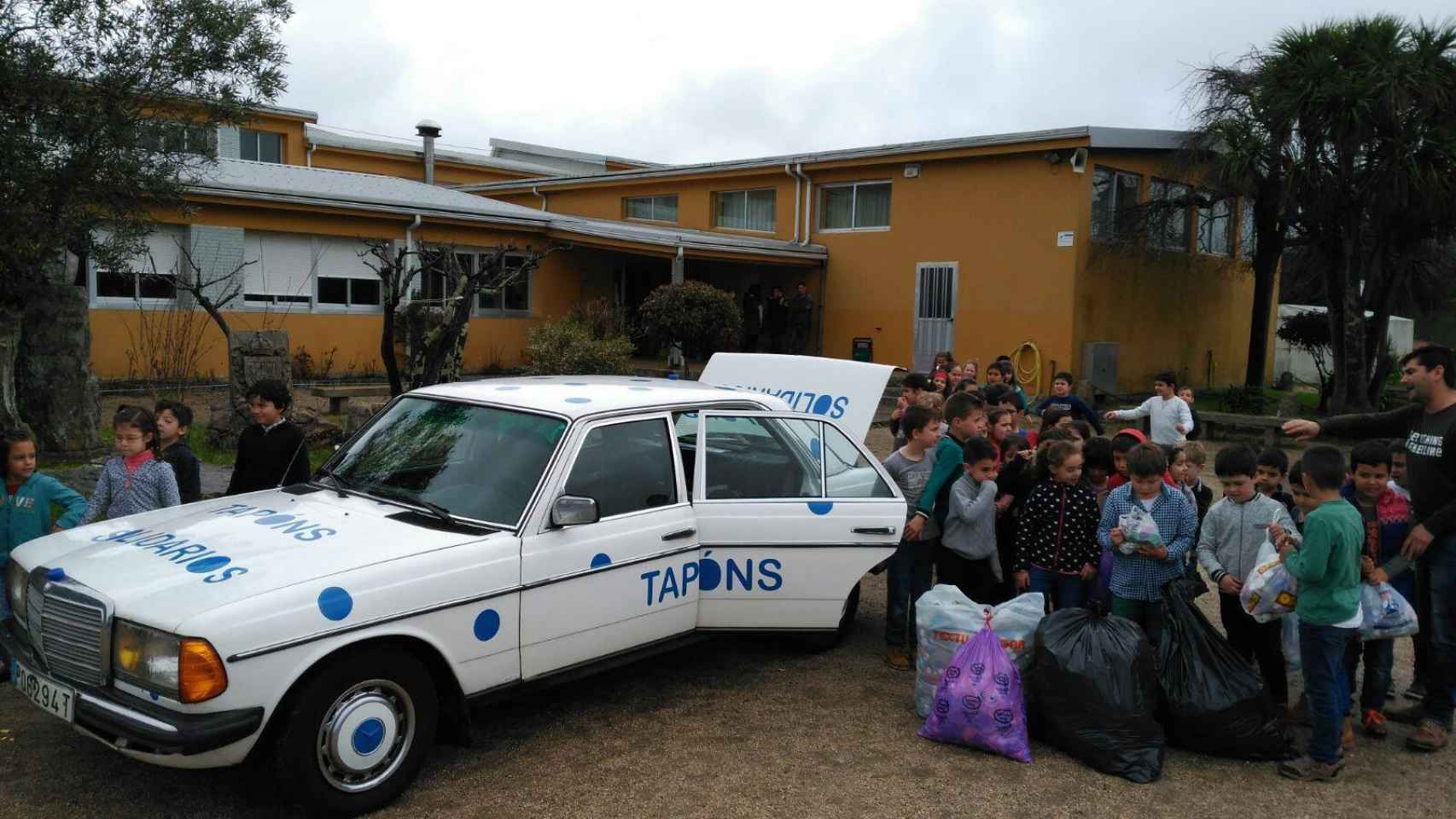 Enrique Magdalena viaja por toda Galicia recogiendo tapones para ayudar a los niños con parálisis.