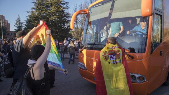 Manifestantes cerca del autobús de la organización ultracatólica