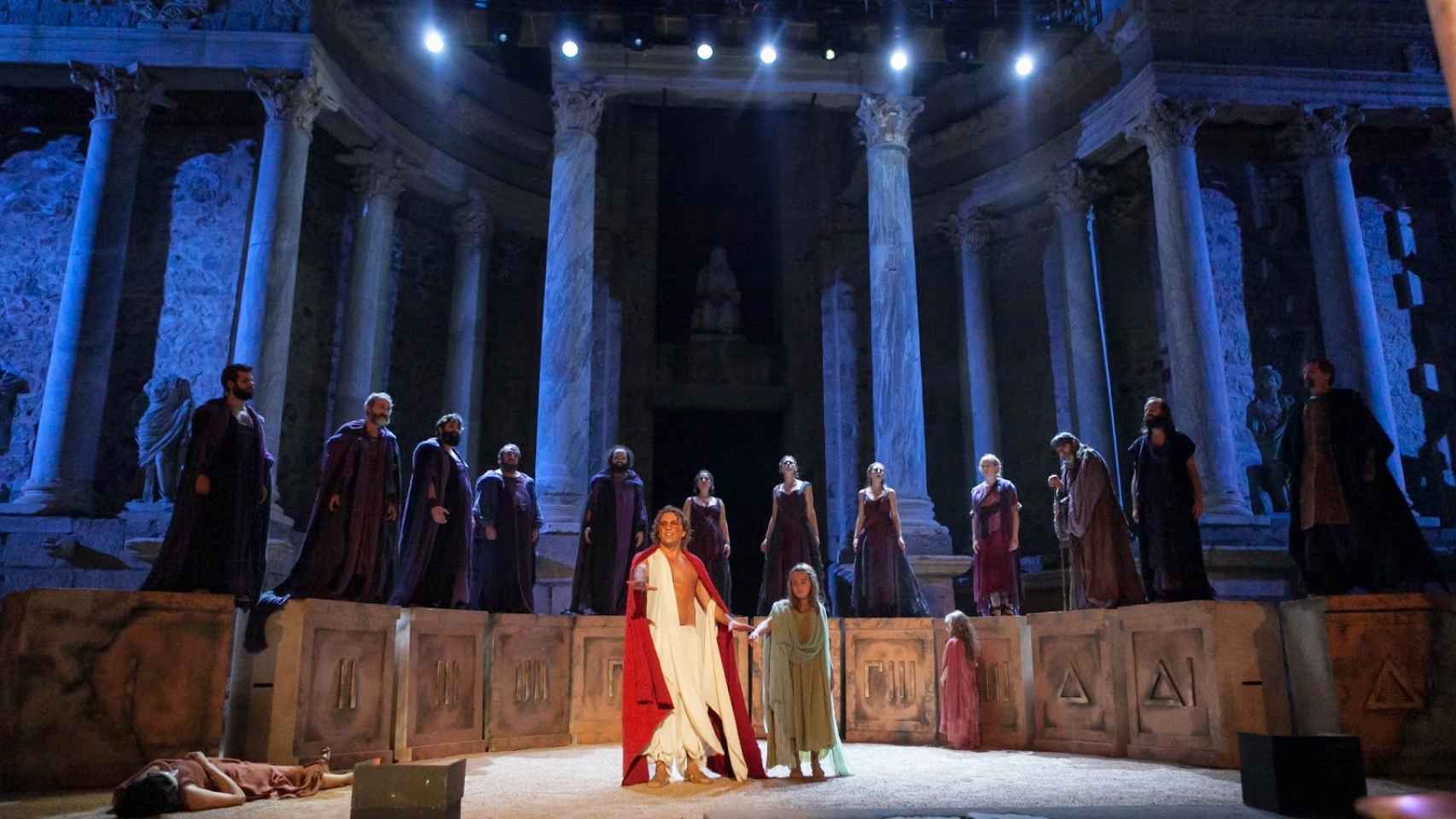 Una representación en el teatro de Mérida. Al fondo, un coro griego.