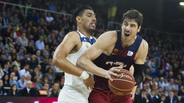 Gustavo Ayón y Ante Tomic durante el último Clásico de ACB.