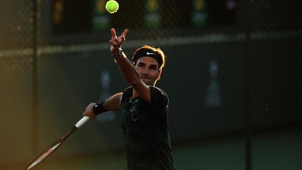 Roger Federer se entrena en las pistas de Indian Wells.