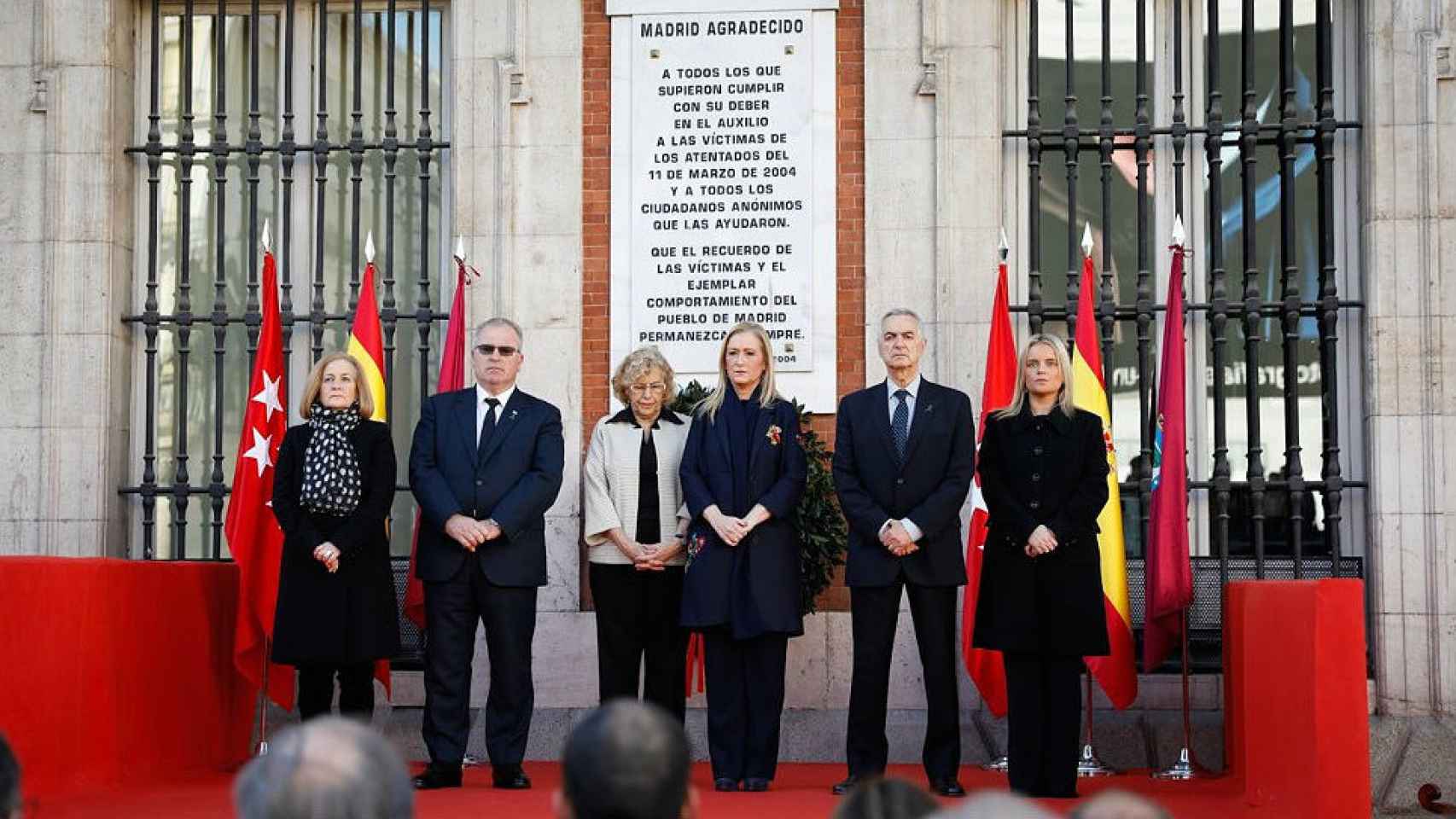 Acto de homenaje en la Puerta del Sol, con Manuela Carmena y Cristina Cifuentes al frente.