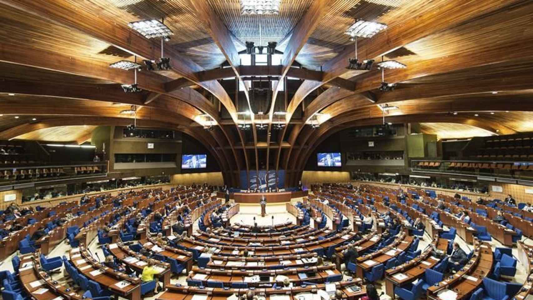 Europa valida la reforma del Tribunal Constitucional, aunque recomienda mejoras