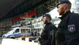 Dos agentes de la policía alemana, a las puertas del centro comercial de Essen.