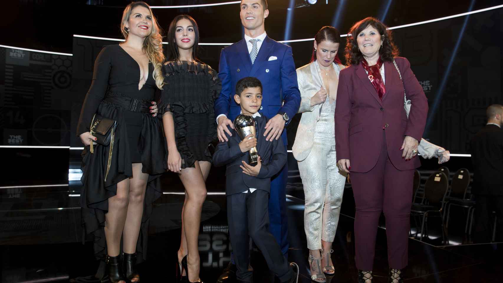 Cristiano posa junto a su novia, su madre y sus hermanas, que arropan al pequeño en el centro.