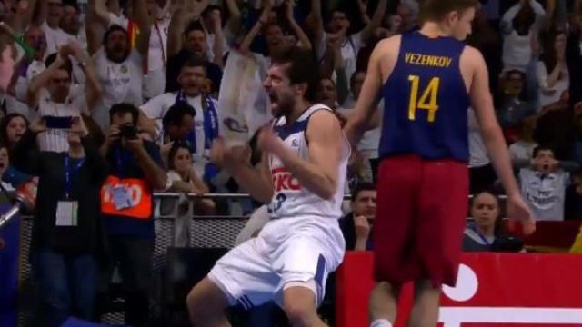 Sergi Llull celebra su canasta.