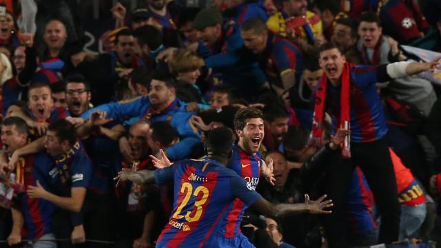 Umtiti busca a Sergi Roberto tras la remontada contra el PSG.