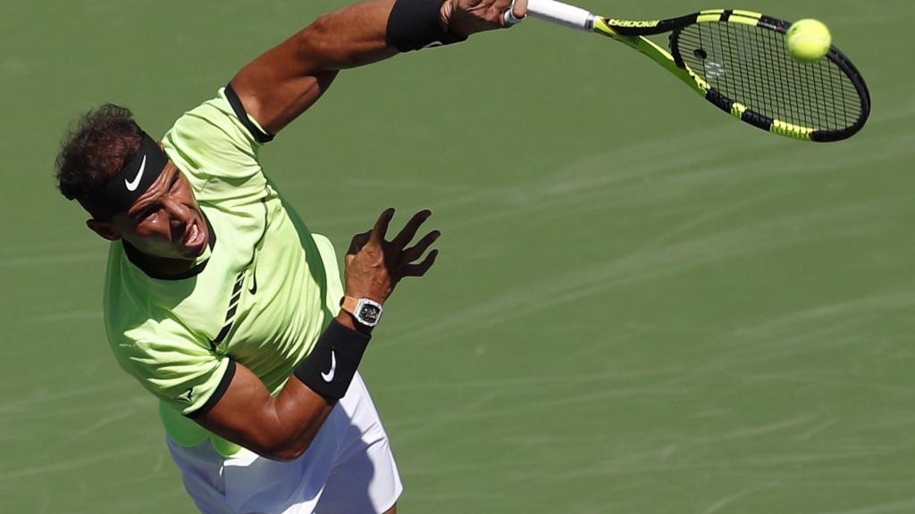 Rafa Nadal golpea la pelota.