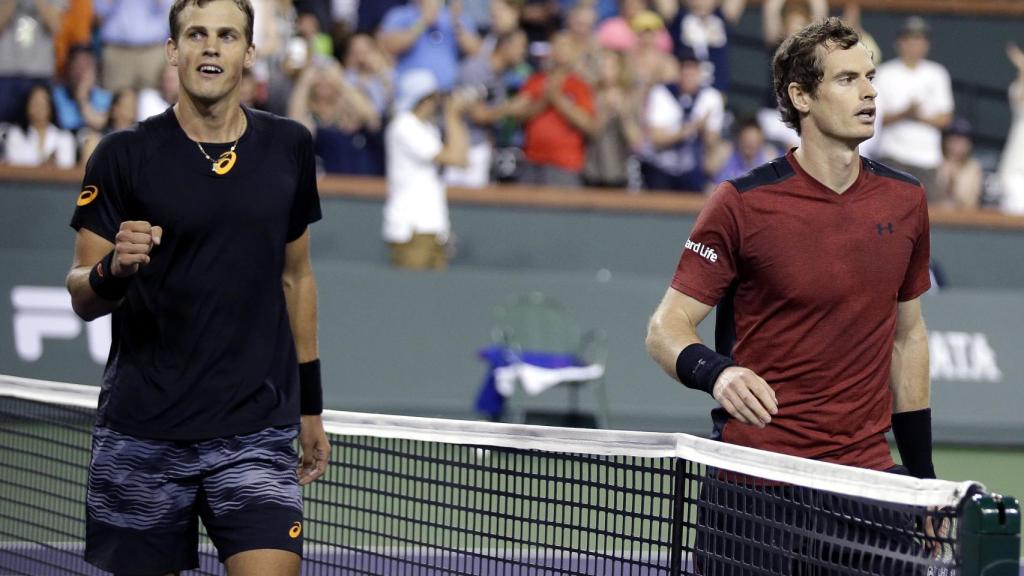 Vasek Pospisil (iz) tras derrotar al número 1 mundial Andy Murray, en Indian Wells.