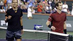 Vasek Pospisil (iz) tras derrotar al número 1 mundial Andy Murray, en Indian Wells.
