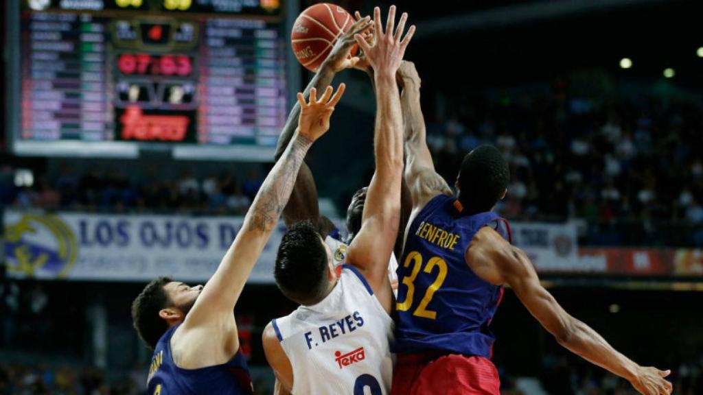 Reyes saltando por un balón