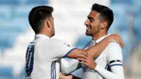 Enzo y Nikos celebran un gol del Castilla