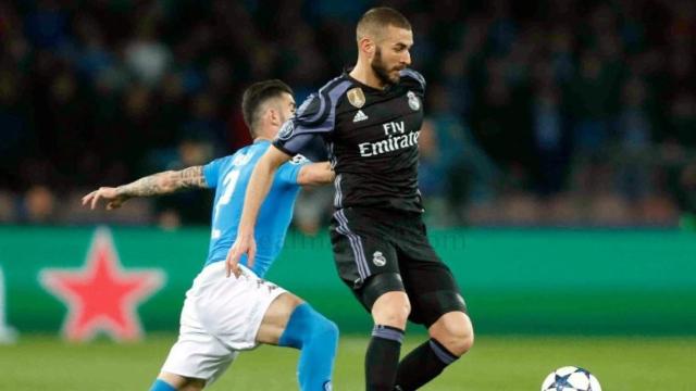 Benzema disputa un balón en Nápoles