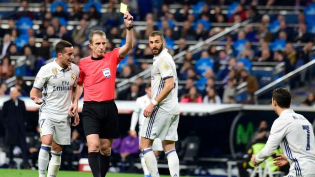 Fernández Borbalán le muestra tarjeta amarilla a Cristiano. Foto: Lucía Contreras / El Bernabéu